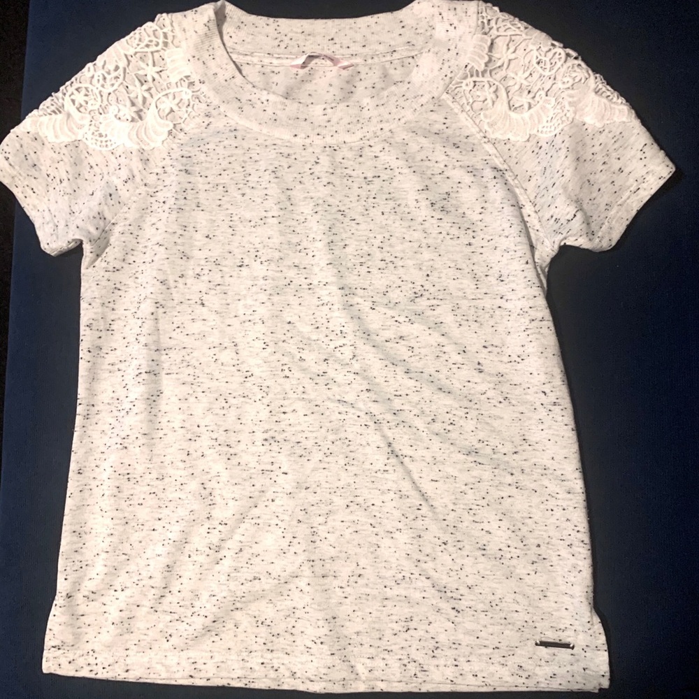 Beautiful crocheted shoulder cotton heather tee